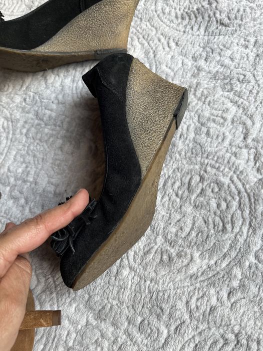 Venezia buty z pomponem na koturnie czarne 39