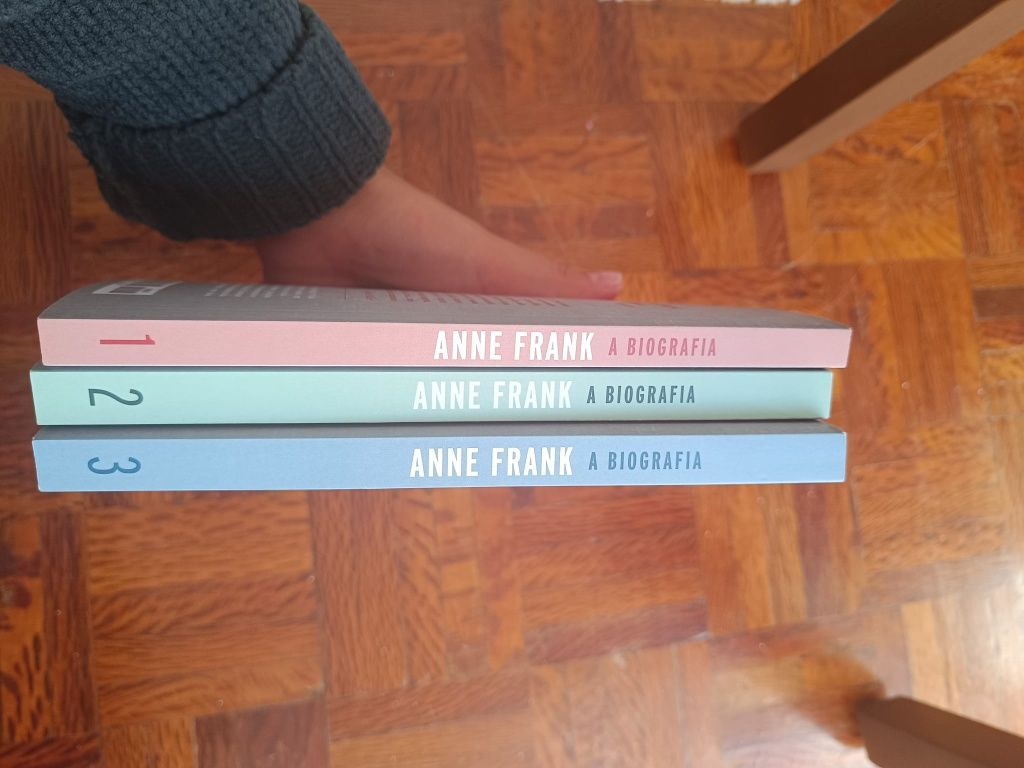 Coleção "Anne Frank" de Melissa Müller - revista Sábado