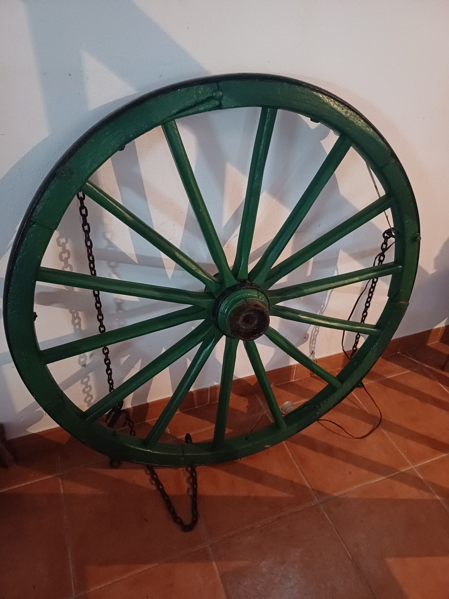 Candeeiro rústico com roda de carroça alentejana