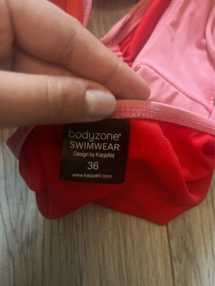strój kąpielowy z falbanką usztywniany