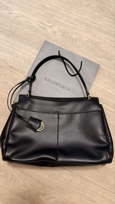 Чорна шкіряна сумка Balenciaga Medium 33 /23/12 см
