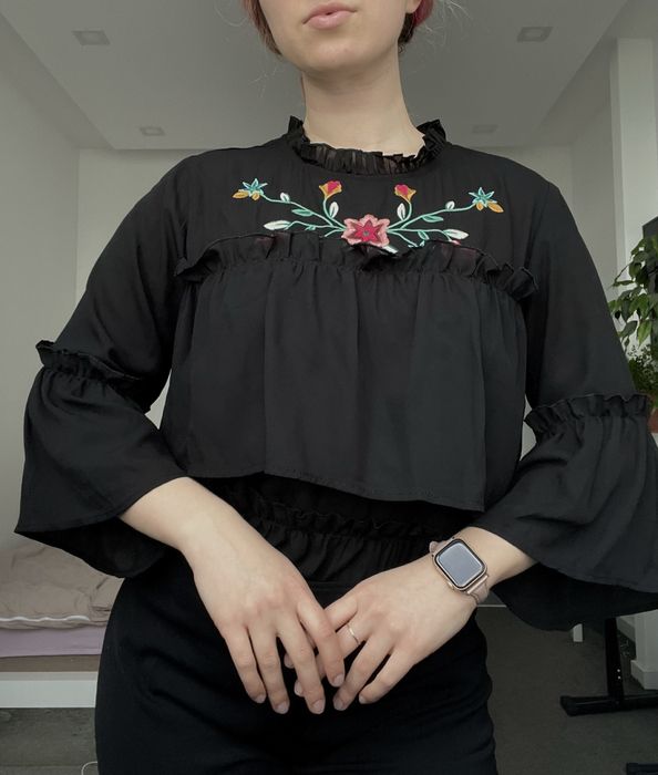 Чорна шивонова блуза з вишивкою