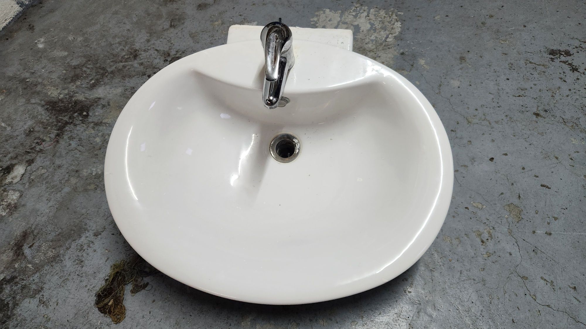 Lavatório para casa de banho branco com torneira misturadora