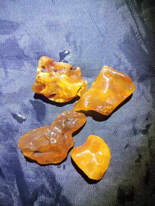 Bursztyn bałtycki surowy 4szt