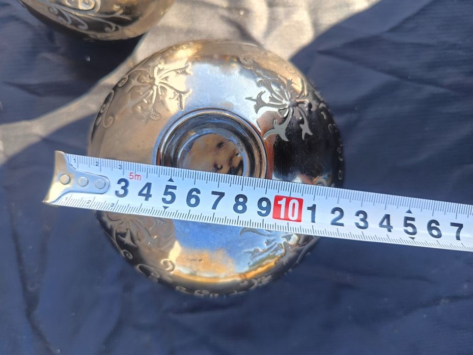 Dwa współczesne świeczniki