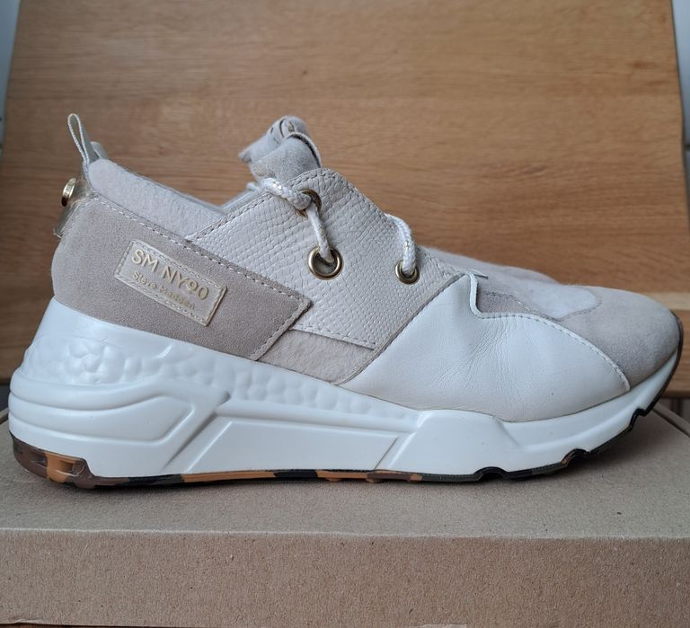 Стильні кросівки р39