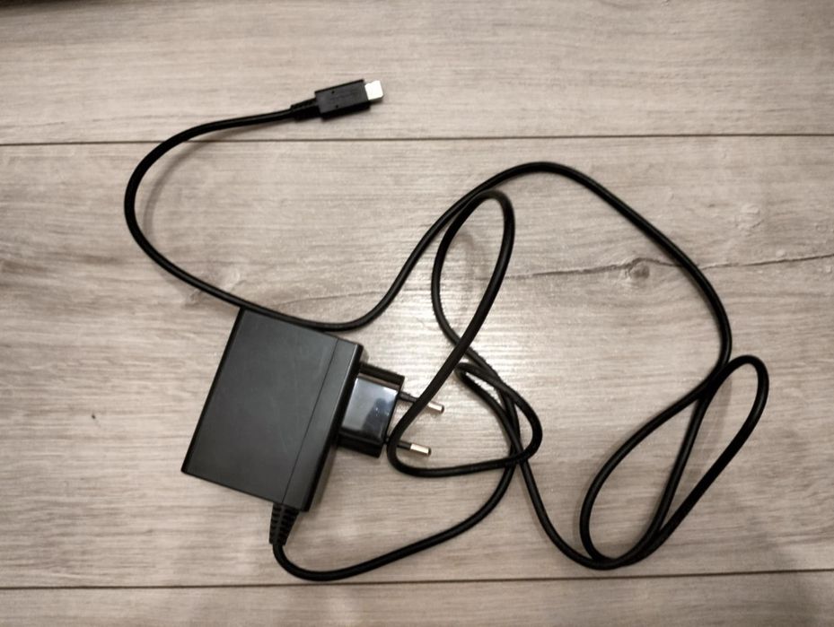 Nintendo Swith Lite
W zestawie:
- etui 
-3 gry: Minecraft, Super Mari