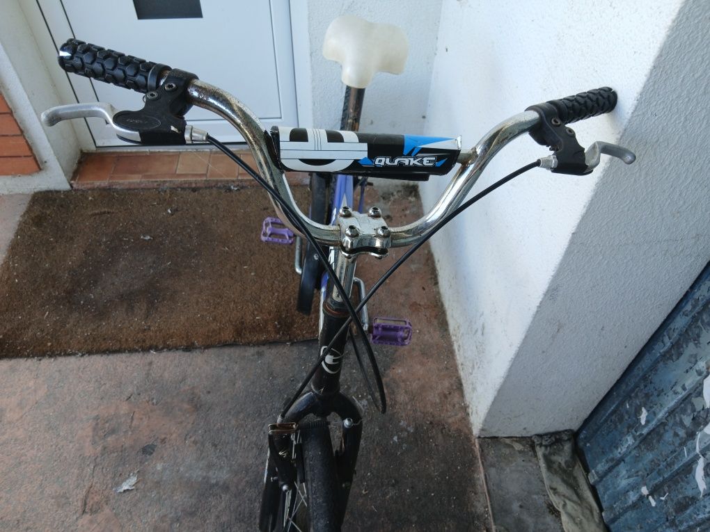 Bicicleta, usado mas funciona bem boa para crianças de 5 a 10  anos