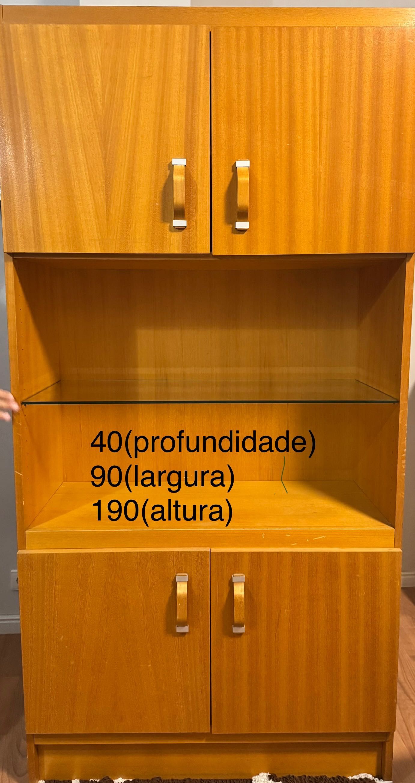 Móvel em madeira castanho