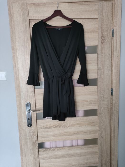 Czarny kombinezon krótki z szerokimi rękawami z przekładanym dekoltem