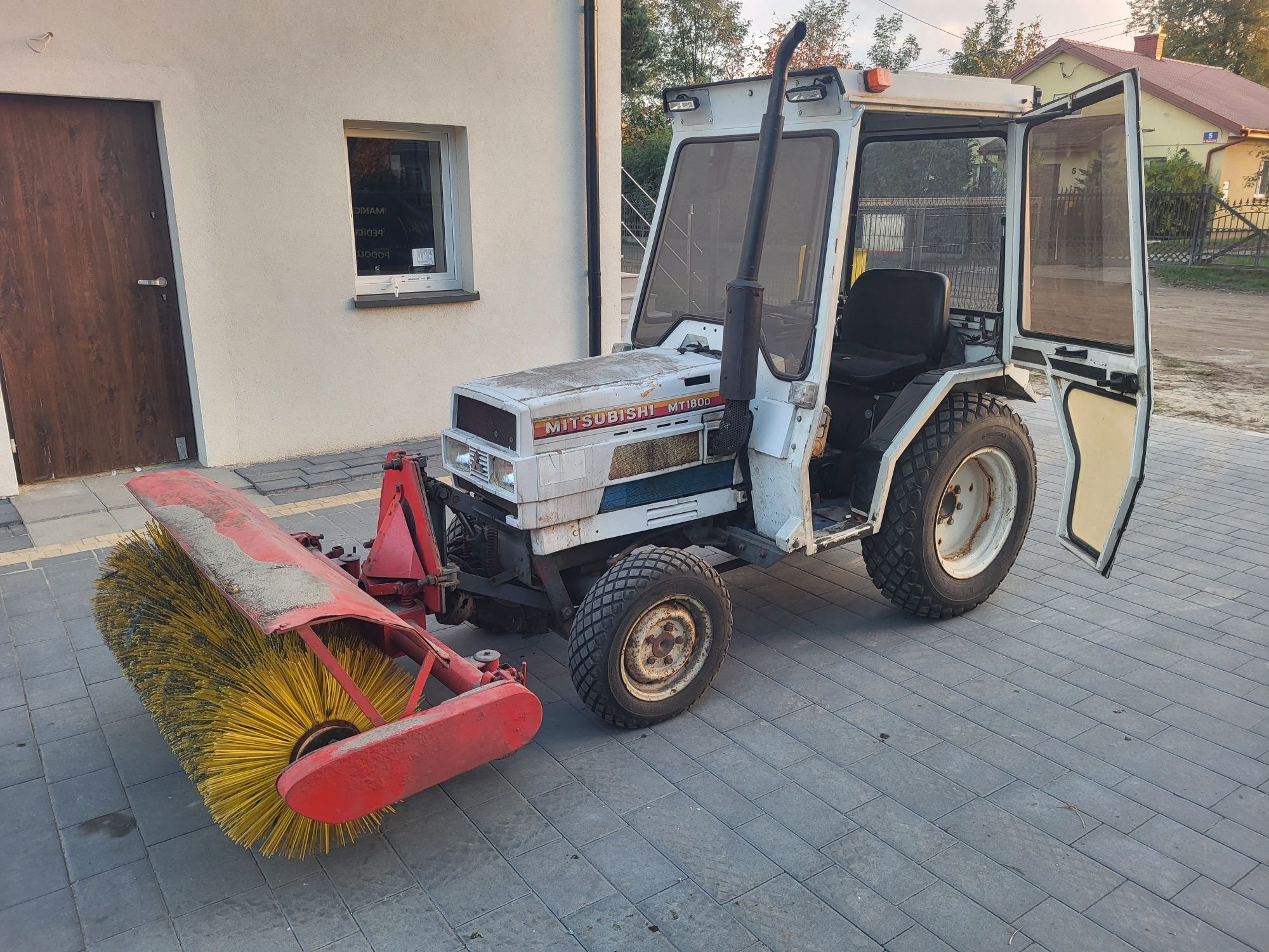 Czyszczenie rynien, wykaszanie, wycinka drzew, osy, zamiatanie