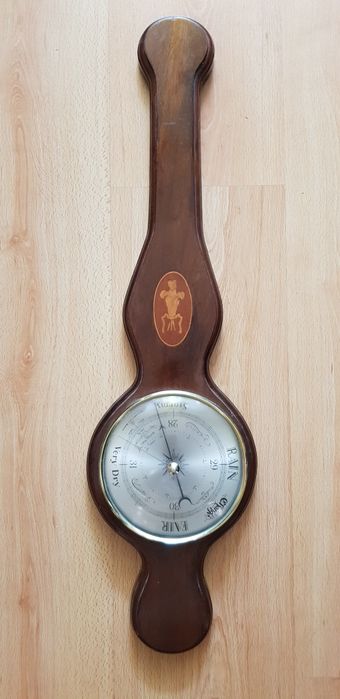 Antyk, duży barometr w drewnie pokrytym fornirem.