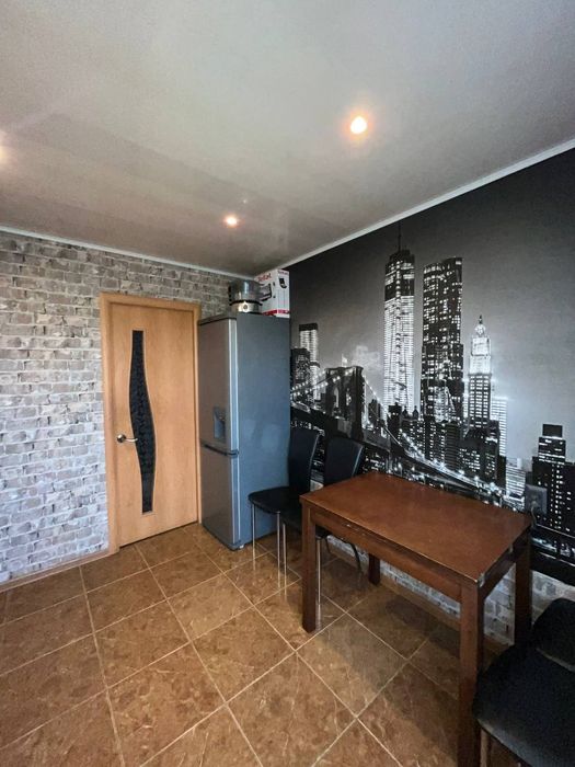 Продаж З кімнатной квартири 5 мрк.Зарічний