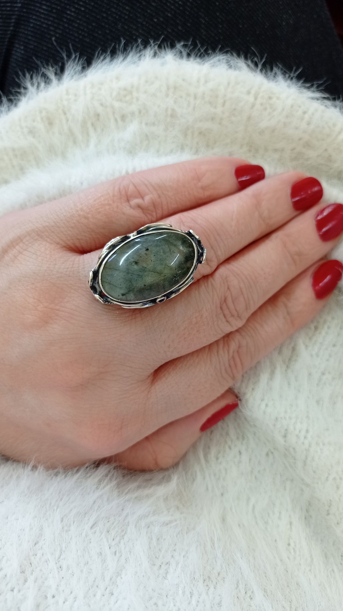 Piękny srebrny pierścionek z labradorytem