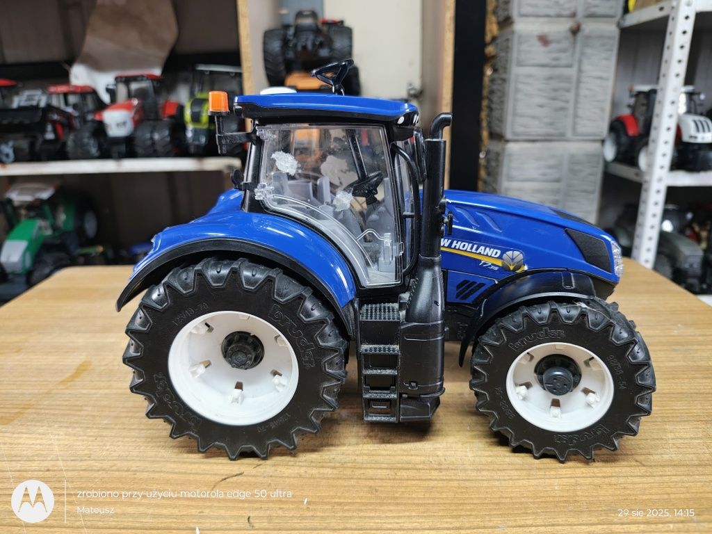 Bruder traktor New Holland