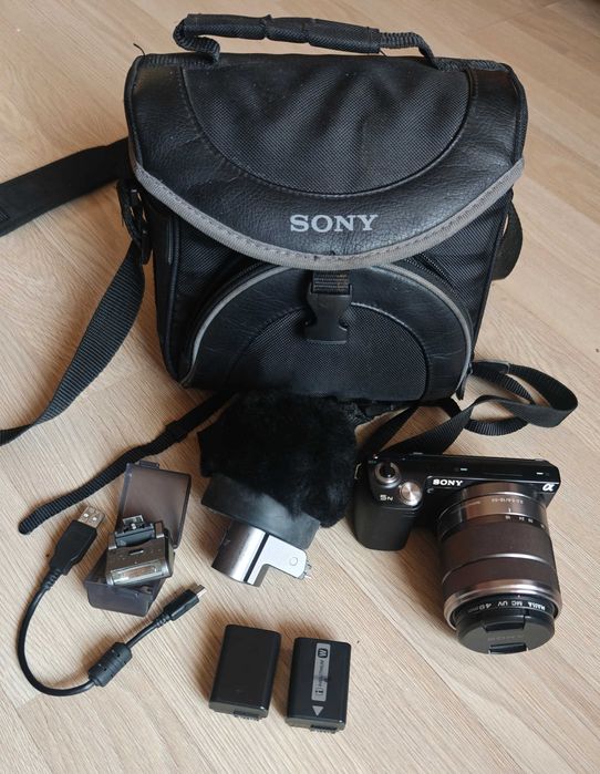 Sony NEX-5N z obiektywem 18-55 i mikrofonem ECM-SST1