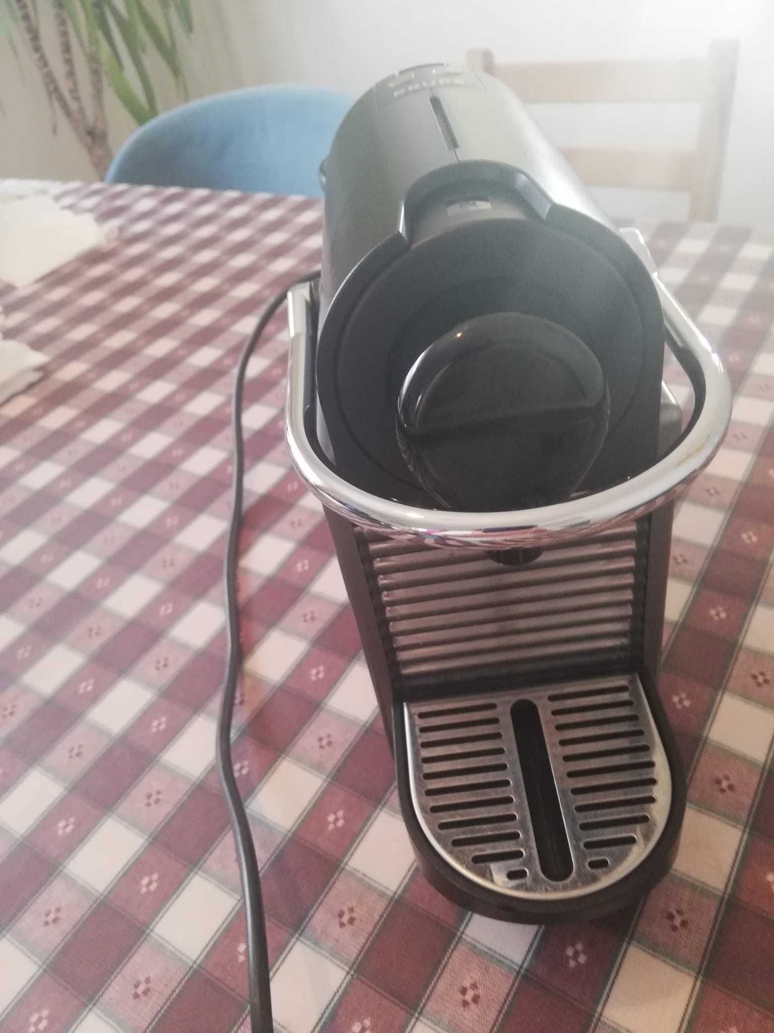 Máquina de café Nespresso Pixie Titan