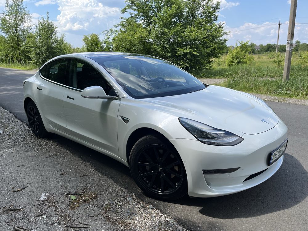 Tesla model 3 standard range plus