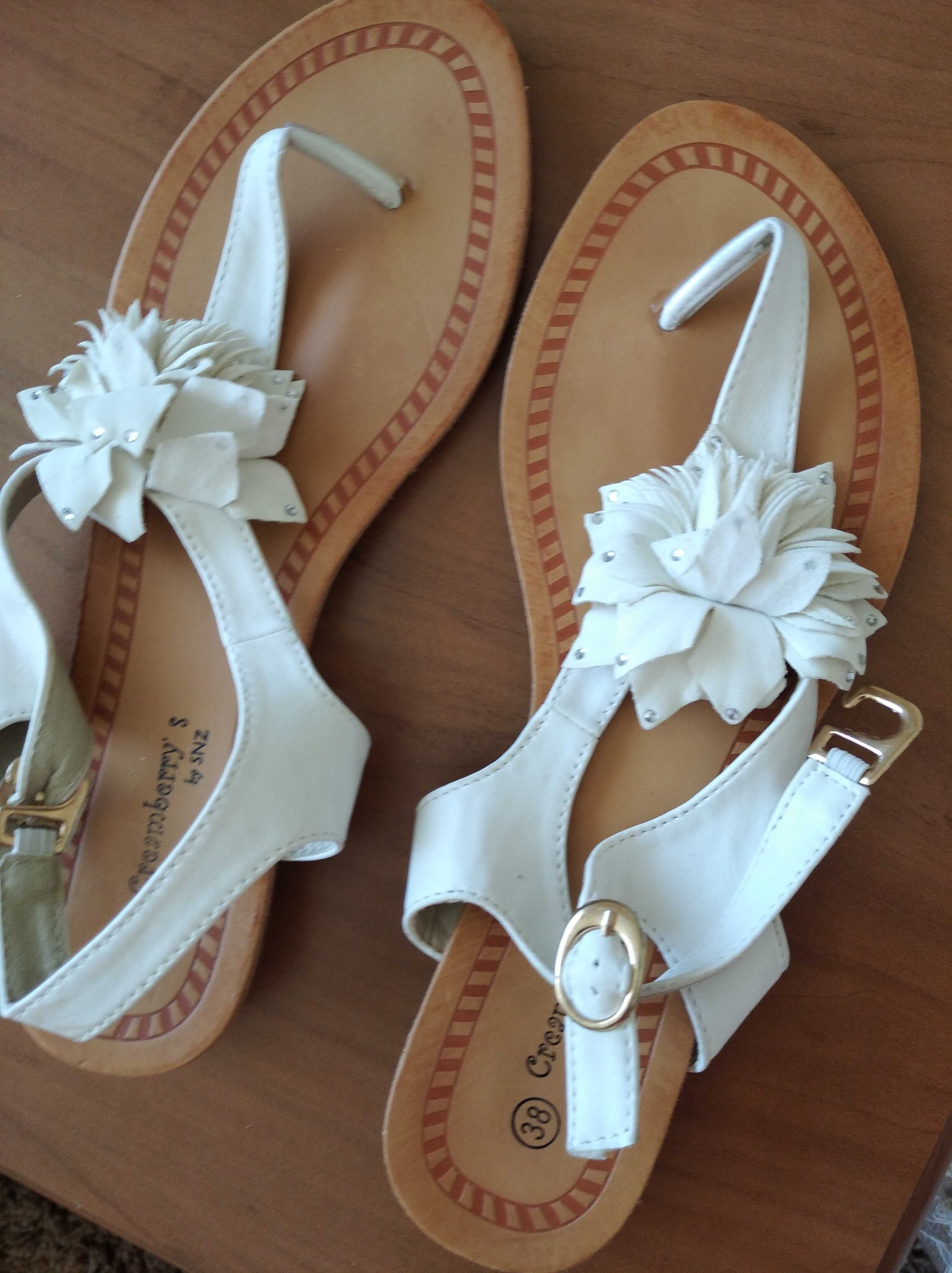 Sandały białe z kwiatkiem