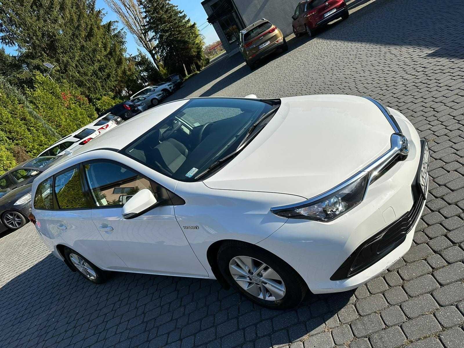 Wypożyczanie samochodu Wynajem auta Toyota Auris HYBRYDA AUTOMAT