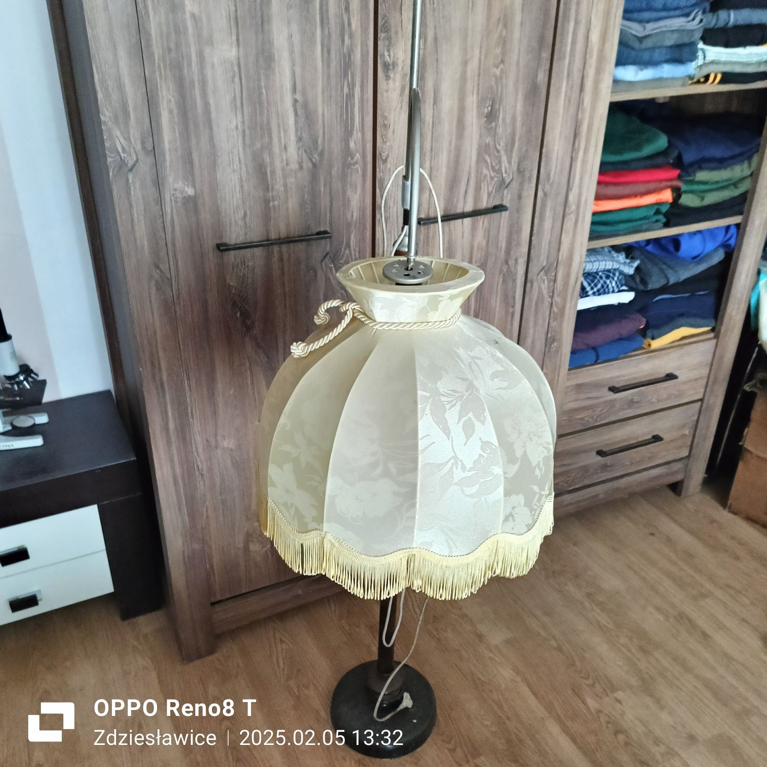 Stojąca lampa nocna z abażurem