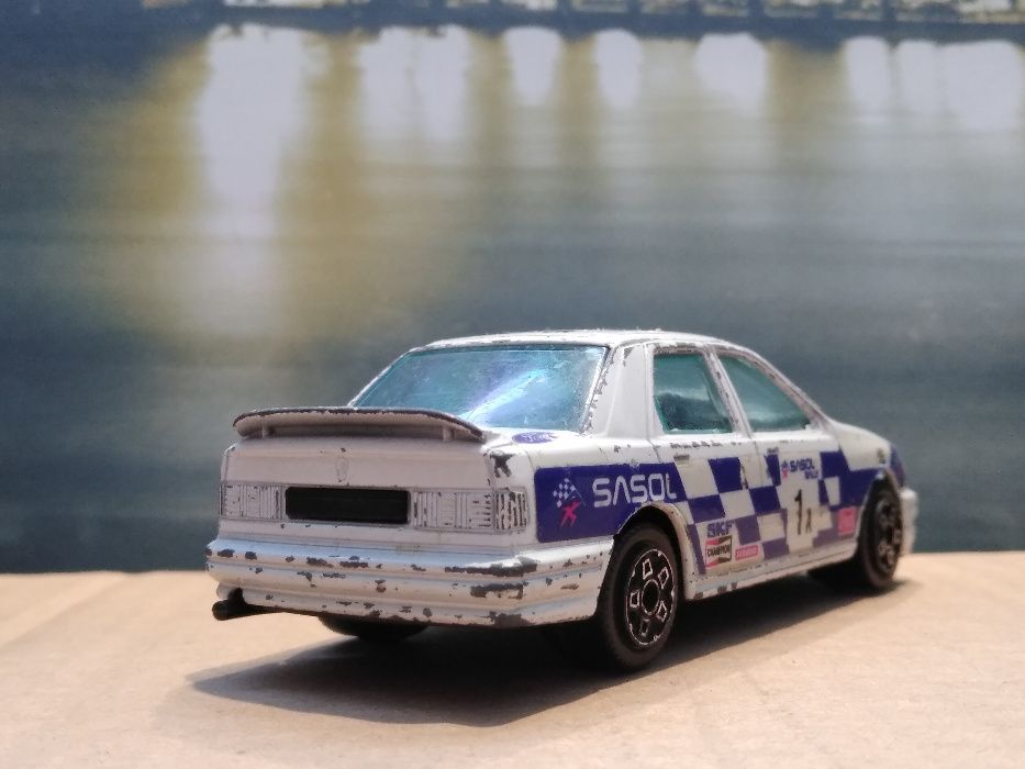 Stary model Burago Ford Sierra skala 1:43