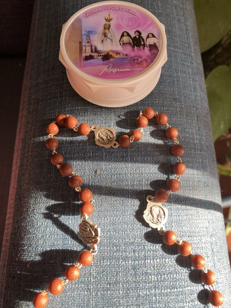 Terço de Nossa Senhora de Fatima feito de cheirosas Pétalas de Rosa