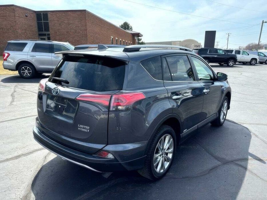 Toyota RAV4 Hybrid Limited      2017
