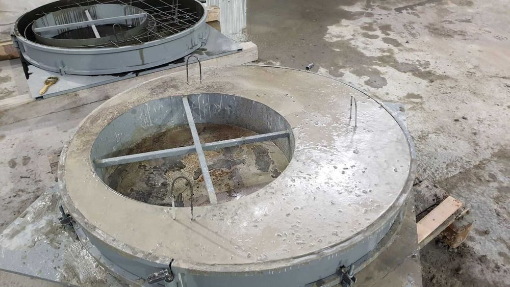 Металлические формы для изготовления бетонных колец.