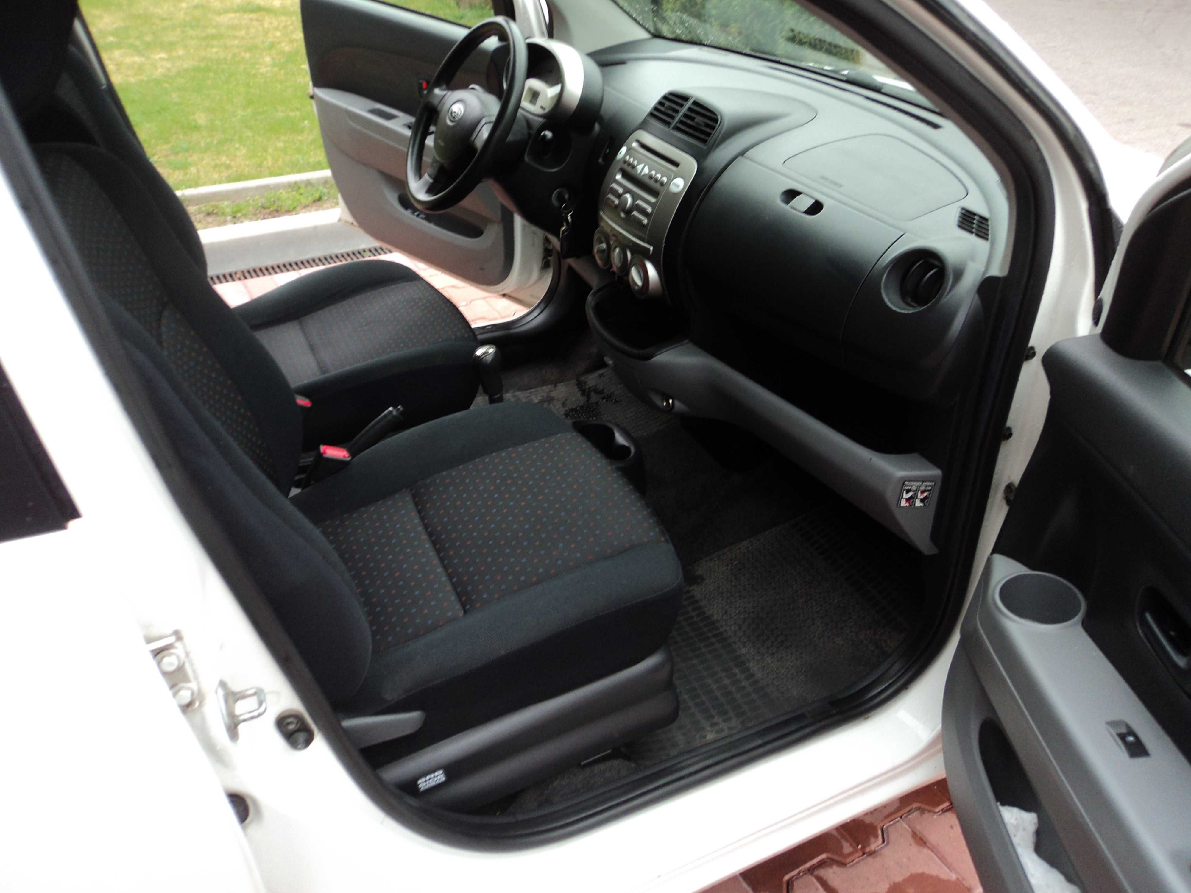 SUBARU JUSTY-DAIHATSU SIRION poj.998cm sam. osob.z LPG 2010 ROK.