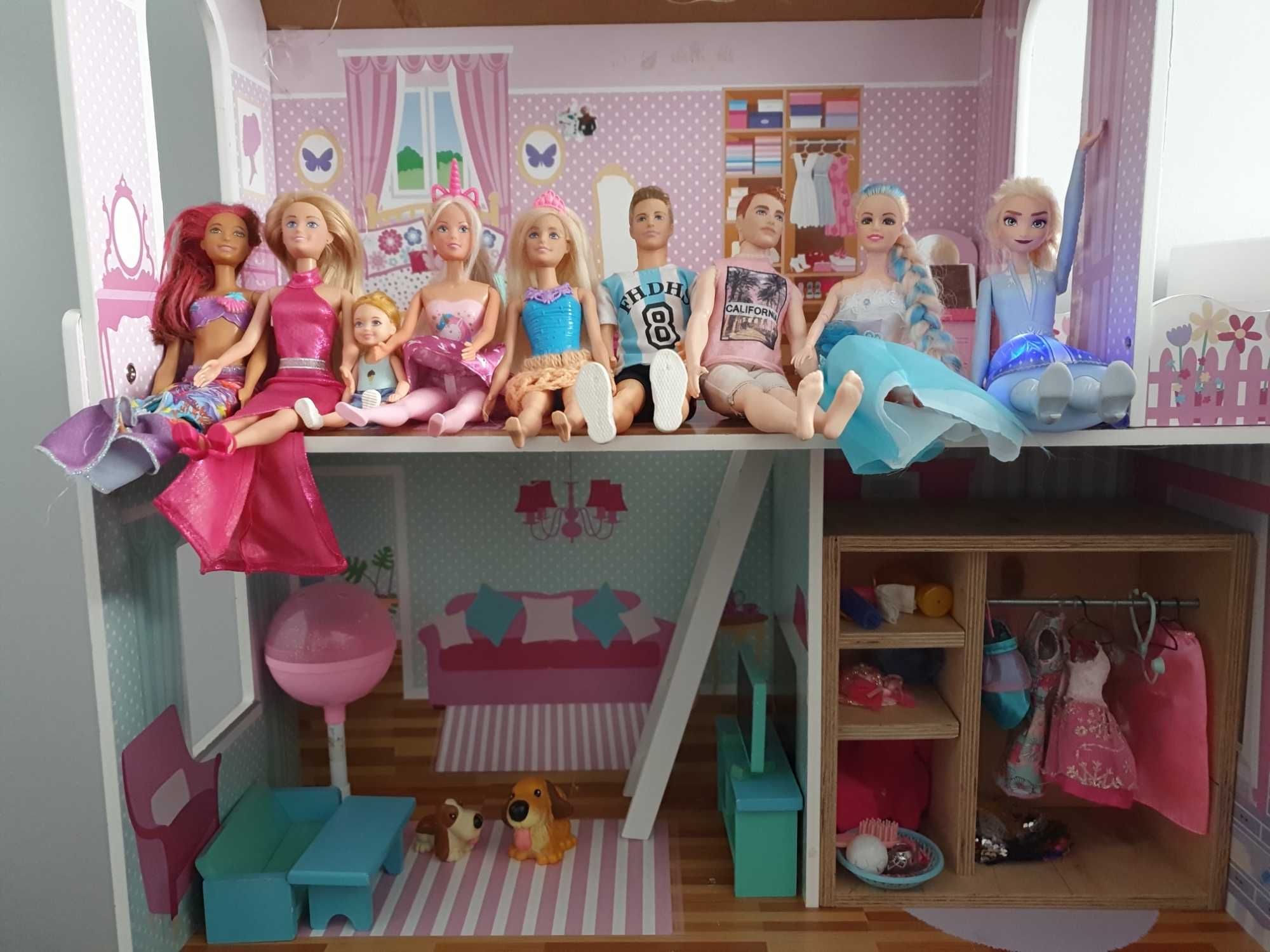 Domek Barbie XXL na kółkach z LED +lalki
