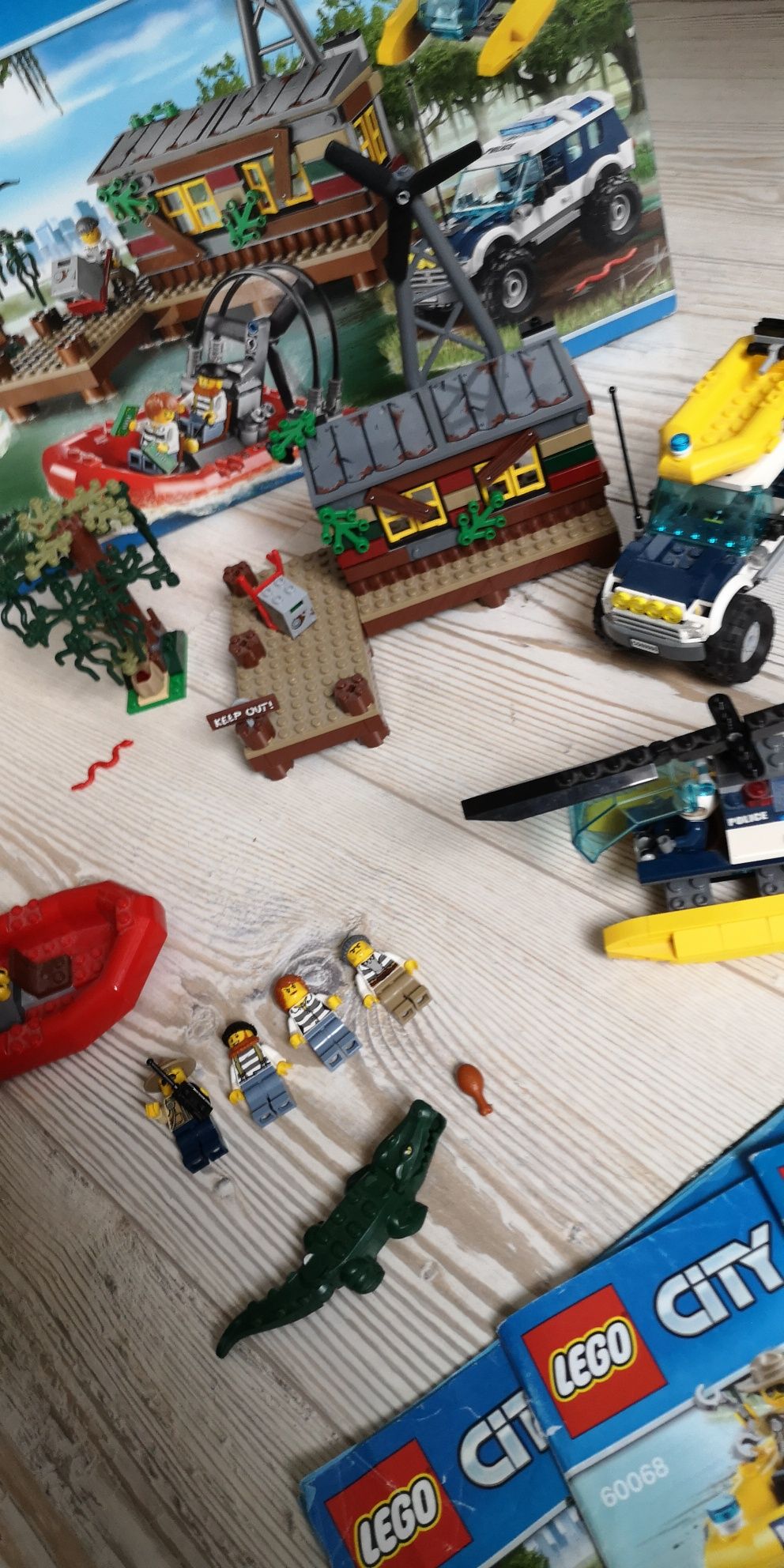 Конструктор LEGO City Секретное убежище воришек 60068