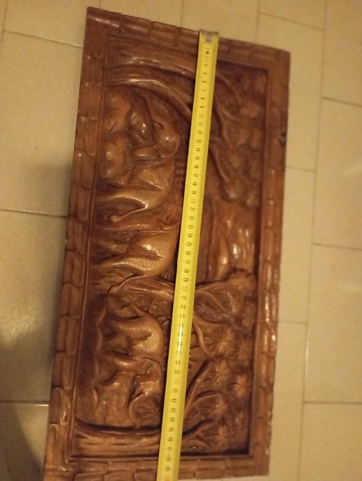 Quadro esculpido em madeira entalhada