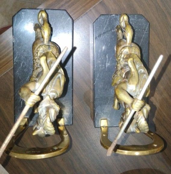 Conjunto de 2 estatuetas em bronze, fixas em bases de pedra mármore