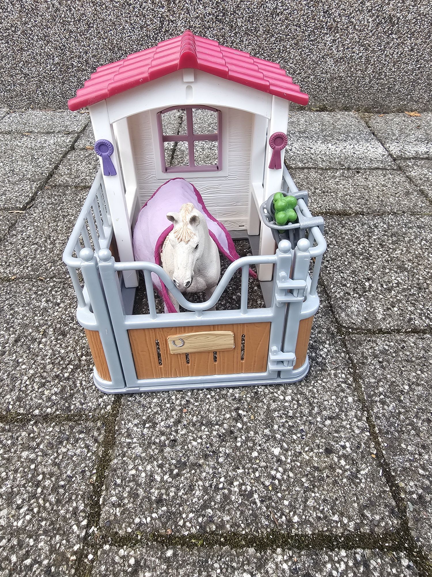 Boks dla koni z klaczą Luzytańską Schleich