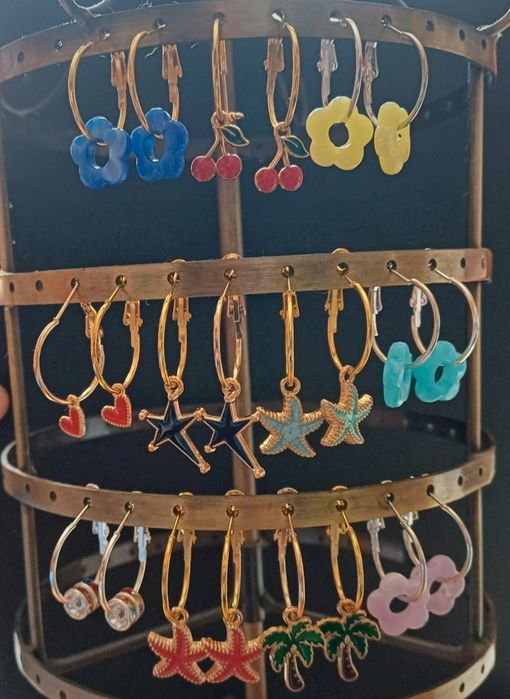 Brincos. Novos.
Cada par 2,25€.
Mais modelos disponíveis nas fotos.