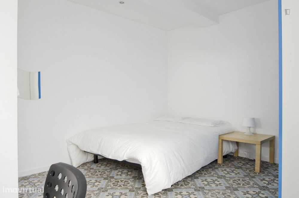 20956 - Quarto com cama de casal, com varanda...