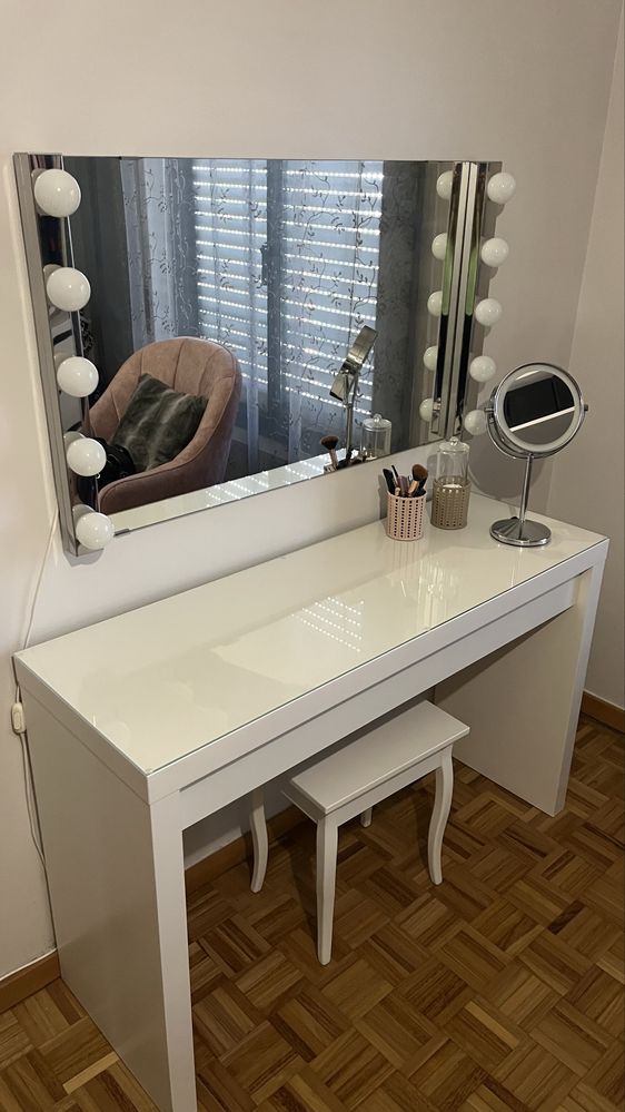 Toucador branco com espelho e LEDs