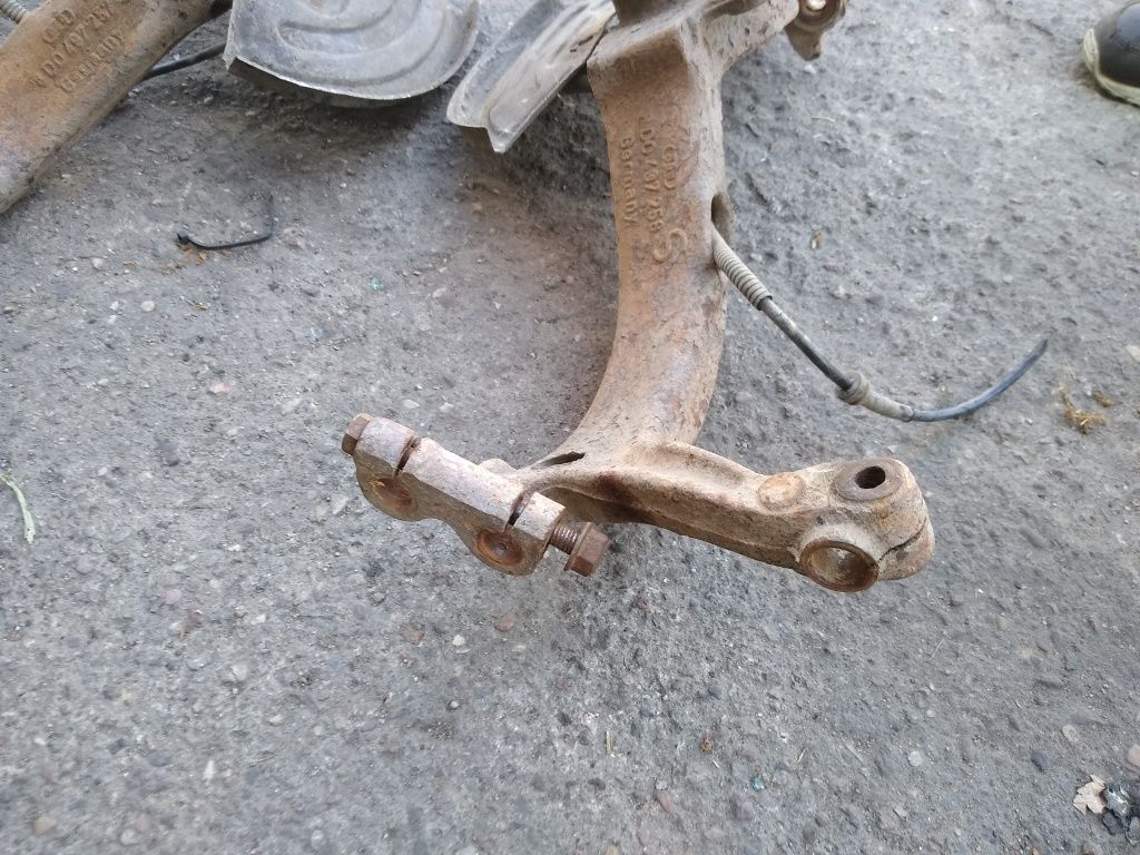 Piasta zwrotnica przód prawa lewa audi a4 b5 passat B5 oryginał