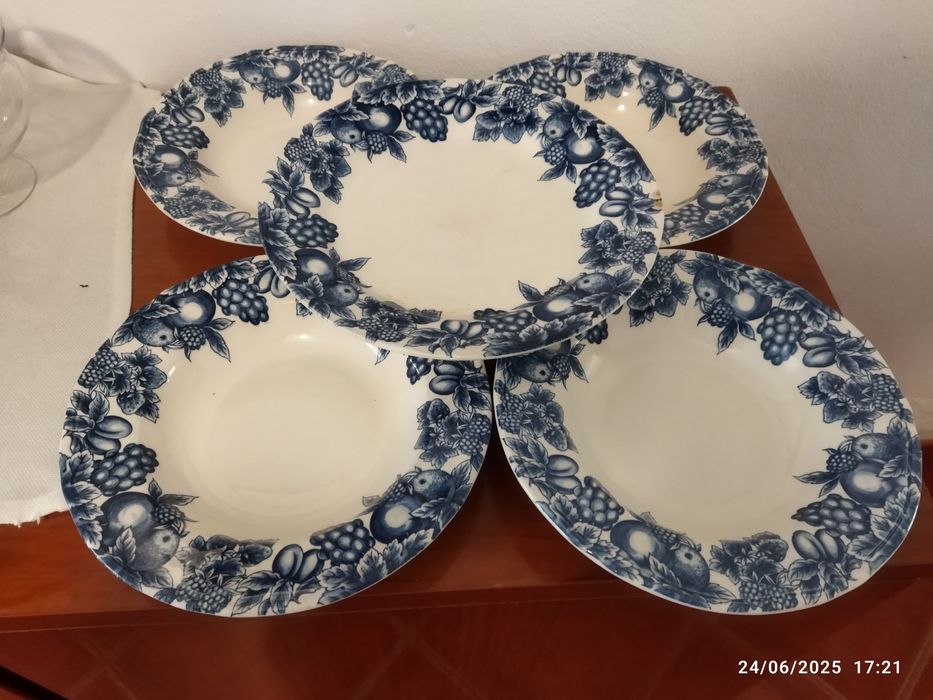 Quatro pratos rasos e um de sopa