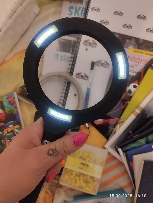 Zestaw organizery, zeszyty, lupa szkolne