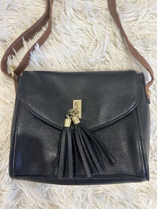 Mała czarna torebka z regulowanym paskiem Atmosphere