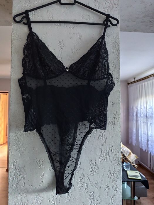 Prześwitujące body stringi siatkowo-koronkowe na regulowane ramiączka