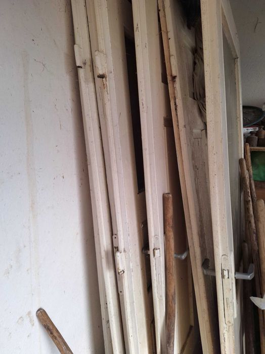 Stare drzwi sosnowe.