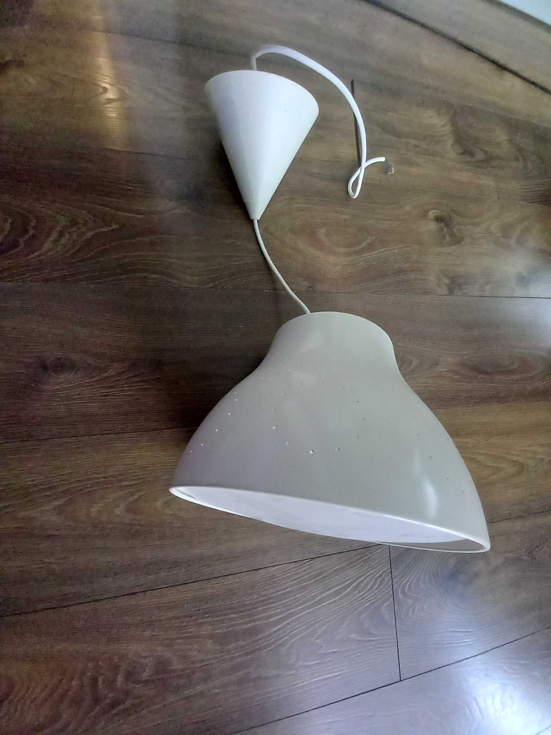 Biała, metalowa, lampa Ikea