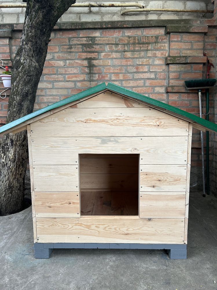 Нова деревяна будка для великої собаки