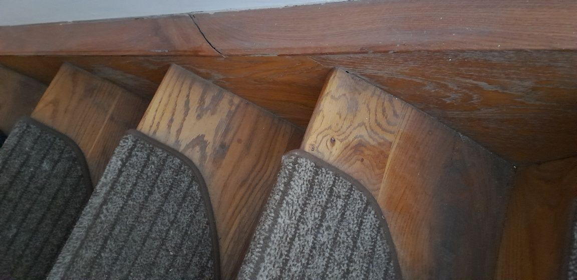 Schody drewniane z poręczą