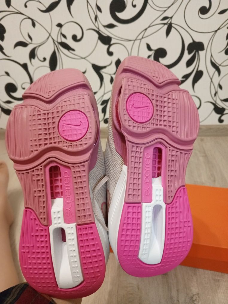 Продам кроссовки женские Nike AIR ZOOM SUPERREP 3 40 розмер
А
