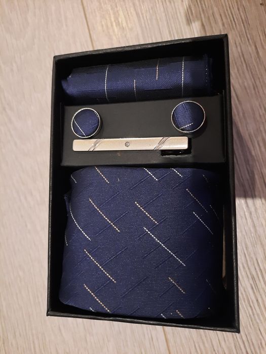 Zestaw męski krawat, poszetka, spinka do krawata, spinki do mankietów