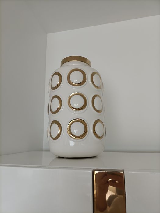 Peça de decoração branco e dourado
